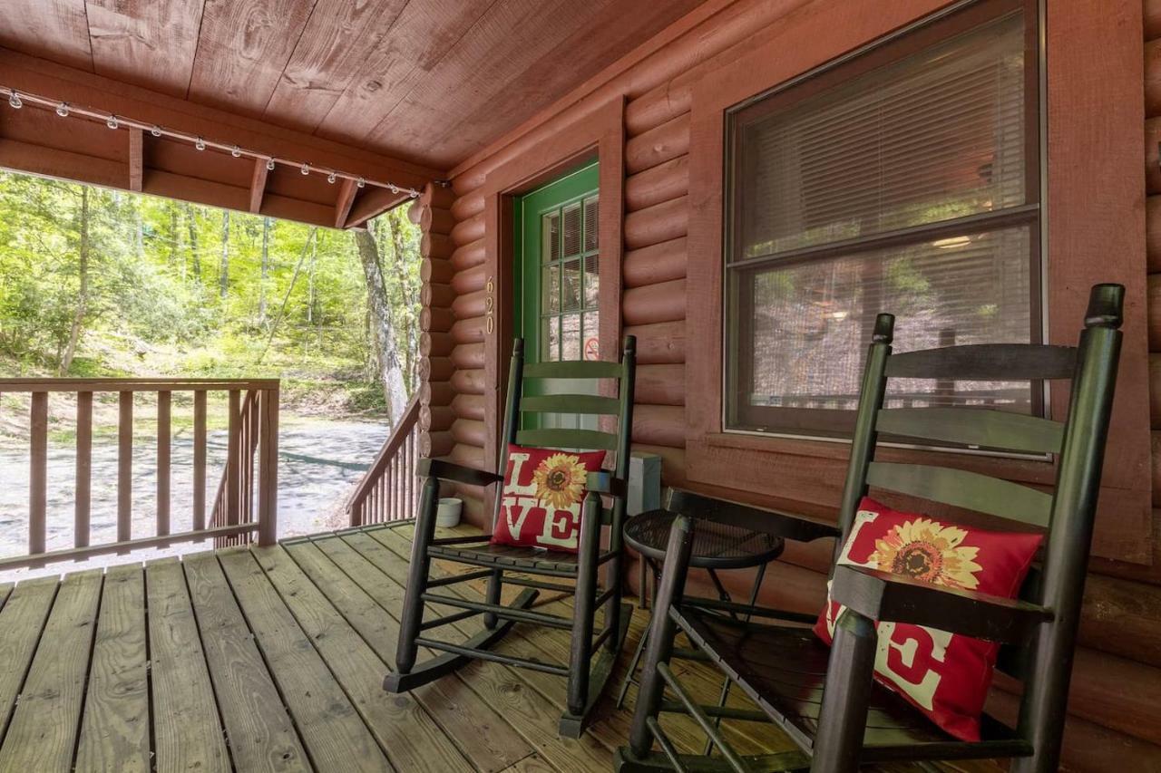 Log Cabin! 1Mile From The Action! Private Lane! Hot Tub! Pool Table! Pigeon Forge Exterior photo