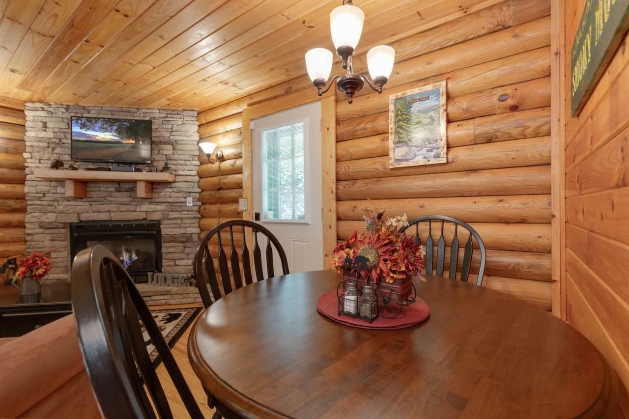 Log Cabin! 1Mile From The Action! Private Lane! Hot Tub! Pool Table! Pigeon Forge Exterior photo